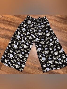 American Eagle Outfitters Black Floral Wide-Leg Womens M (Runs Large) Summer